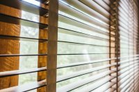 Hoe verwerk je aluminium jaloezieën in je interieur?
