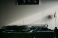 Olijfgroen en terracotta veroveren je slaapkamer