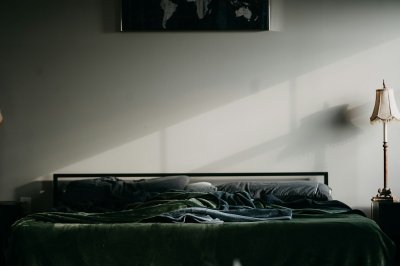 Olijfgroen en terracotta veroveren je slaapkamer